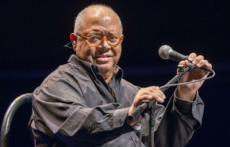 El cantautor cubano Pablo Milanés fue hospitalizado y tuvo que suspender los conciertos que tenía previstos
