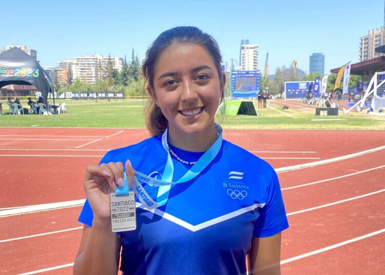 Paola Corado, primera salvadoreña en ganar plata panamericana en tiro con arco