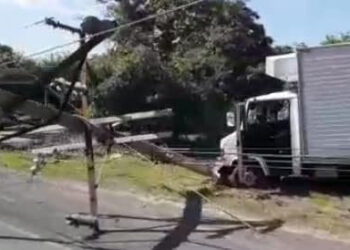 Camión choca contra poste en Carretera Litoral, Usulután