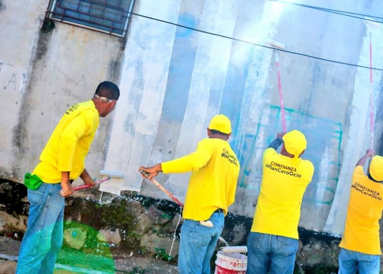 Reos en fase de confianza borran grafitis de pandillas en diferentes zonas del país
