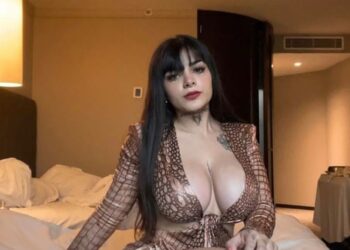 Karely Ruiz eleva la temperatura con vestido negro con transparencias