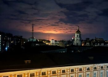 Casi medio millón de personas no tienen suministro eléctrico en Kiev tras los bombardeos rusos contra infraestructuras civiles