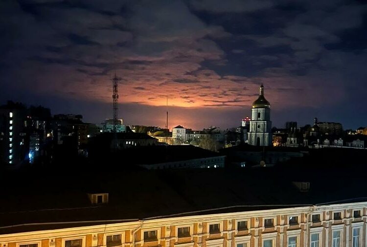 Casi medio millón de personas no tienen suministro eléctrico en Kiev tras los bombardeos rusos contra infraestructuras civiles