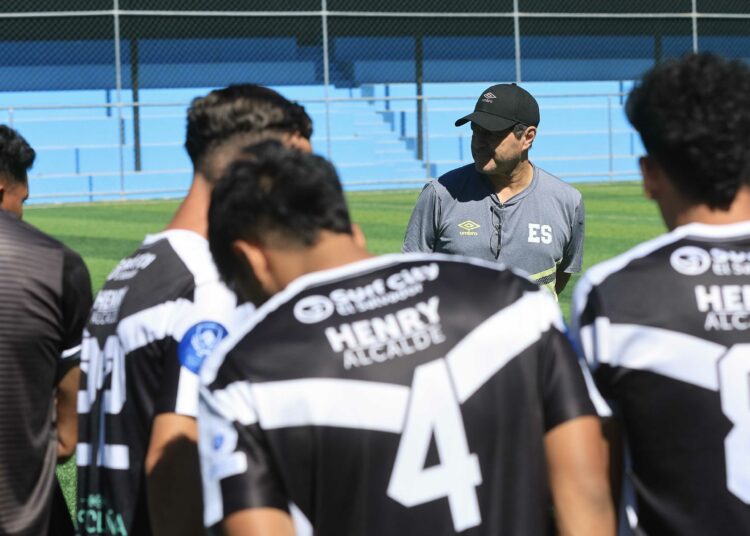El DT de la selección salvadoreña Hugo Pérez realizó visita a jugadores de la Liga Nacional de Fútbol