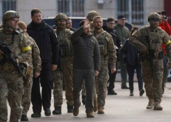 Zelensky recorre la ciudad de Kherson tras la expulsión de las tropas de Putin