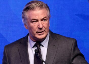 Alec Baldwin busca limpiar su nombre con una nueva demanda sobre el caso de Halyna Hutchins