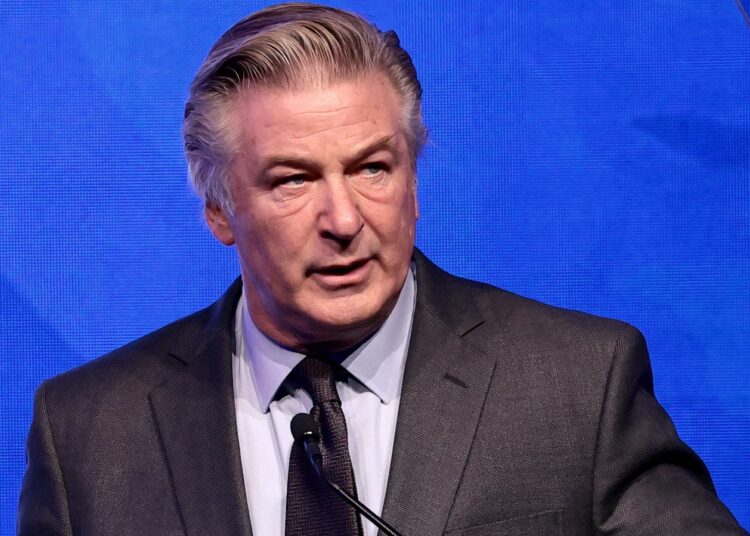 Alec Baldwin busca limpiar su nombre con una nueva demanda sobre el caso de Halyna Hutchins