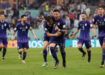 Argentina clasifica a octavos de final tras vencer a Polonia en el Mundial
