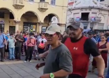 Circula video de un hombre que ataca por la espalda a un adulto mayor que baila en el Centro Histórico