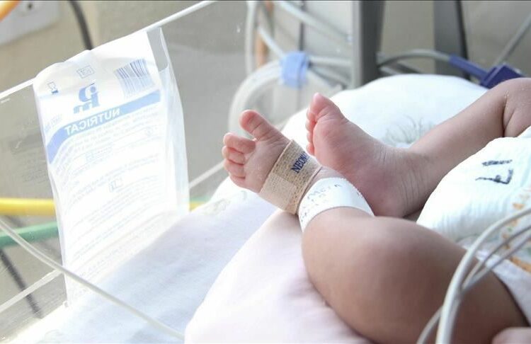 Hospitalizaciones de bebés por COVID-19 en EEUU van en aumento