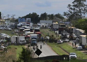  La policía dispersa a los bolsonaristas que mantienen más de 200 bloqueos de carreteras
