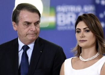 En medio de la derrota y el silencio de Jair Bolsonaro, su esposa tuvo que desmentir una crisis matrimonial