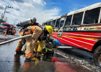 Bus se incendia en el desvío de Izalco