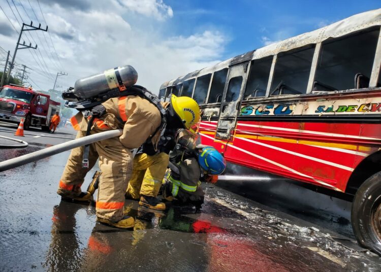 Bus se incendia en el desvío de Izalco