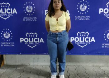 Mujer captada robando en establecimiento es capturada por la PNC