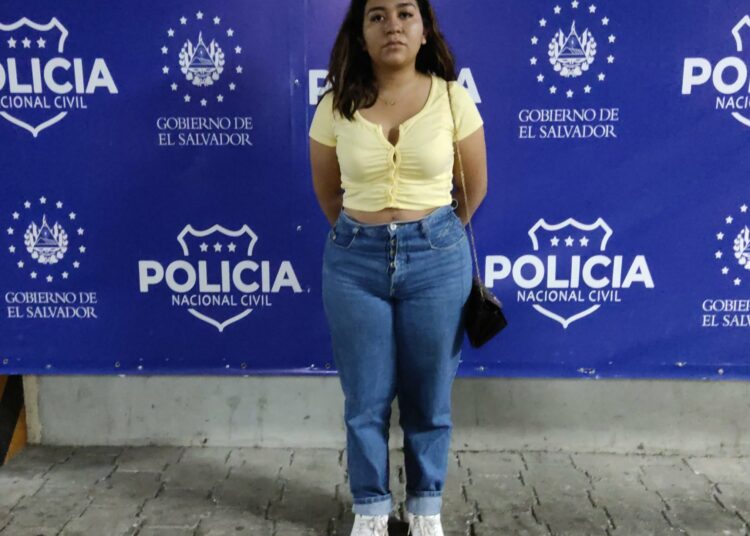 Mujer captada robando en establecimiento es capturada por la PNC