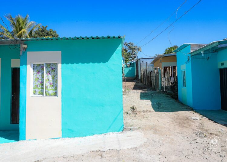 Ministra Michelle Sol entrega viviendas a 59 familias de finca La Bretaña