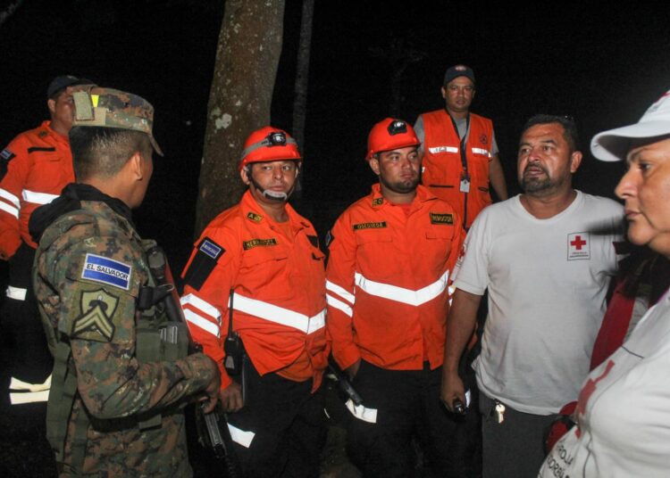Protección Civil rescata a 8 excursionistas atrapados en el volcán Chaparrastique