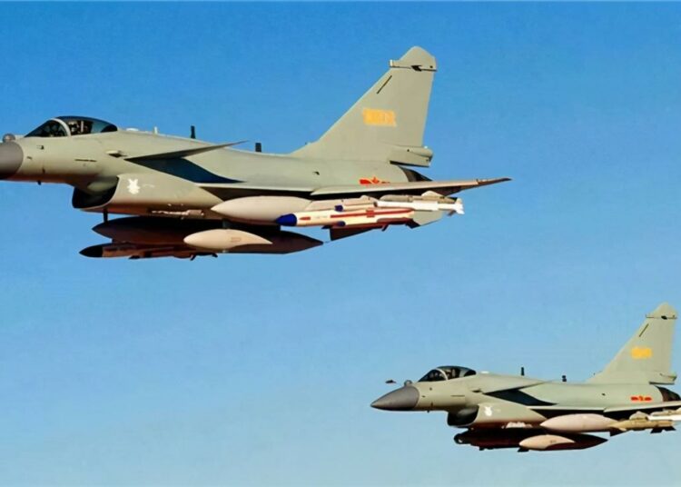 Pekín envía hacia Taiwán ocho cazas y cuatro barcos de guerra mientras miles de chinos protestan contra Xi Jinping