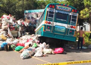 Grave accidente entre bus y rastra deja una persona fallecida en Conchalío
