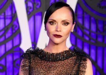 Christina Ricci vendió su colección de joyas y carteras de Chanel para pagar su divorcio