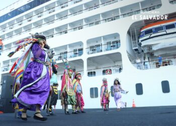 Crucero con más de 1,000 turistas atraca en puerto de Acajutla