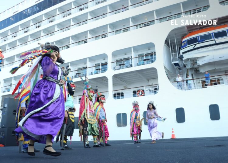 Crucero con más de 1,000 turistas atraca en puerto de Acajutla