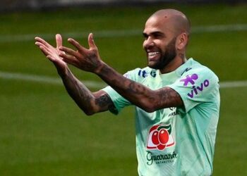 (VIDEO) Las patadas de Dani Alves en la práctica de Brasil que casi lesionan a dos compañeros a días del debut en el Mundial de Qatar