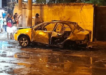 Ecuador sufre una madrugada de terror con cuatro coches bomba, dos policías muertos y motines en las cárceles