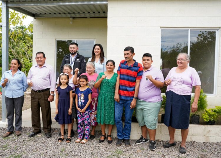 Ministra Michelle Sol entrega viviendas a veteranos de guerra en San Vicente