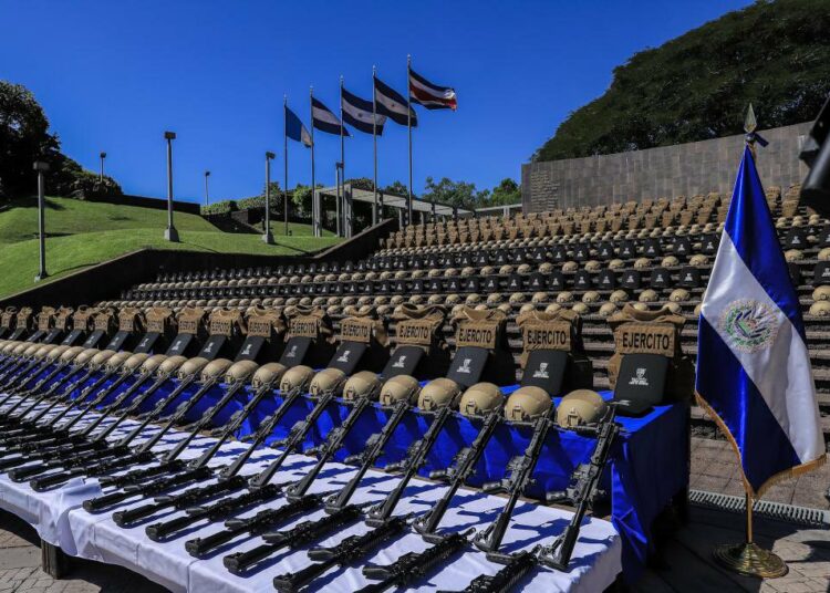 Ministro de Defensa entrega equipo de protección a elementos de la FAES