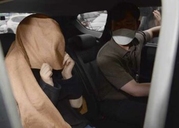 Extraditaron a la sospechosa de matar a dos niños hallados en valijas en Nueva Zelanda