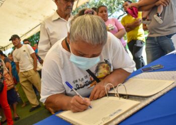 Ministerio de Vivienda entrega escrituras de propiedades a 77 familias de comunidad Pequeña Inglaterra