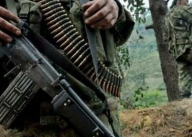 Grupos armados se enfrentan en Colombia y dejan 18 muertos