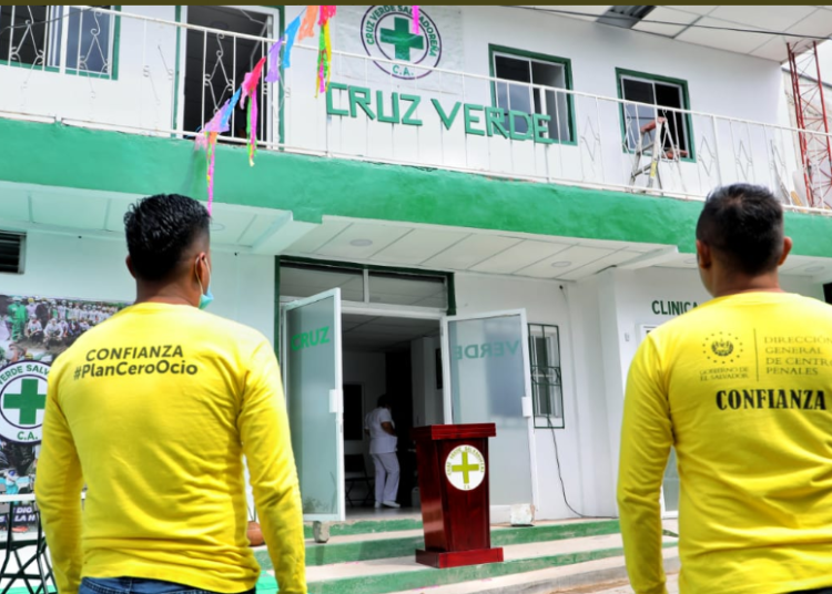Reos del Plan Cero Ocio ayudan a edificar clínica de Cruz Verde Salvadoreña en San Martín
