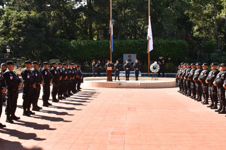 PNC rinde honores a agentes caídos en el cumplimiento del deber