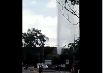 Reportan potente fuga de agua en la 75a. Avenida Norte de San Salvador