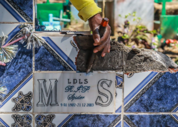 Centros Penales destruye lápidas con mensajes alusivos a pandillas en los cementerios