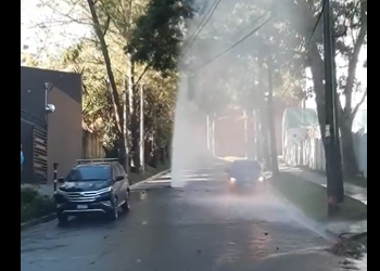 Reportan fuerte derrame de agua potable en la colonia Escalón