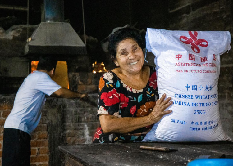 Gobierno prepara logística para repartir harina y fertilizantes donados por China Popular