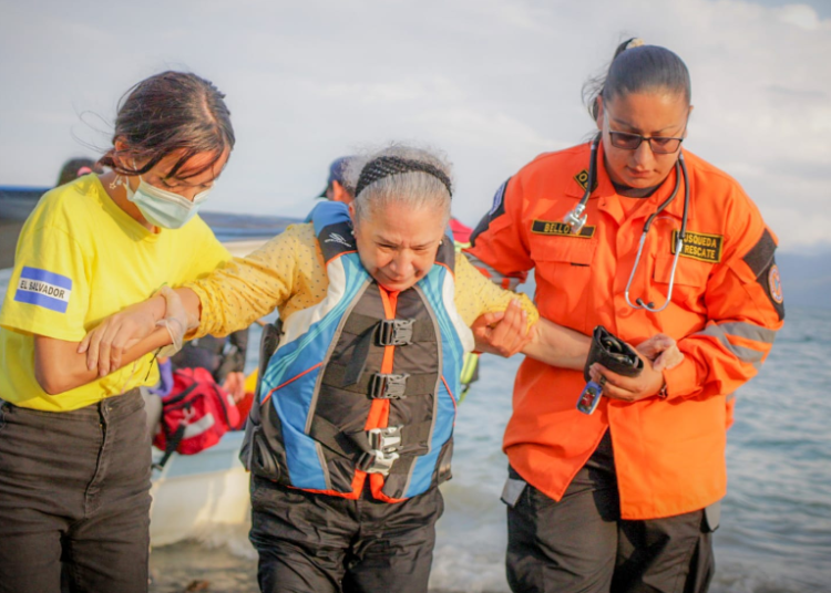 Protección Civil rescata con vida a cuatro tripulantes de lancha volcada en lago de Ilopango