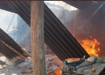 Bomberos sofocan incendio en dos viviendas en Panchimalco y Jayaque