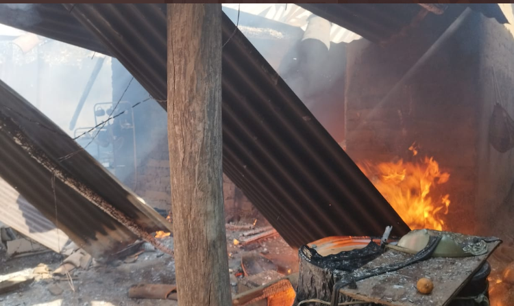 Bomberos sofocan incendio en dos viviendas en Panchimalco y Jayaque
