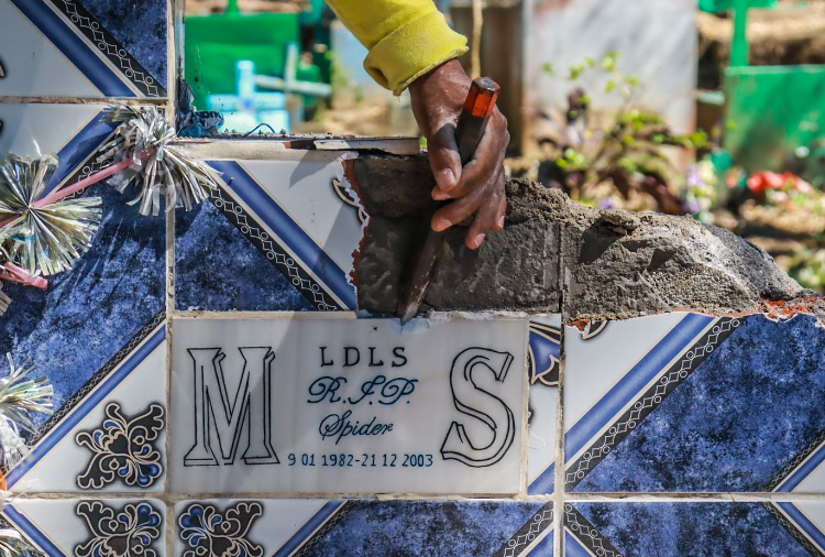 Centros Penales destruye lápidas con mensajes alusivos a pandillas en los cementerios