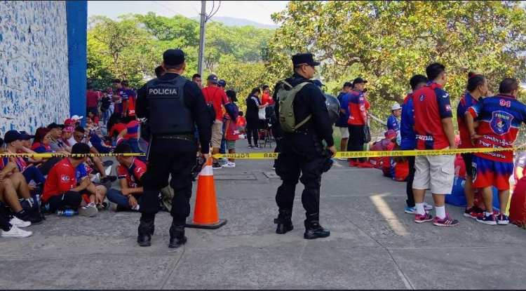 Bomberos y PNC mantienen operativo en el estadio Cuscatlán previo a la final de fútbol