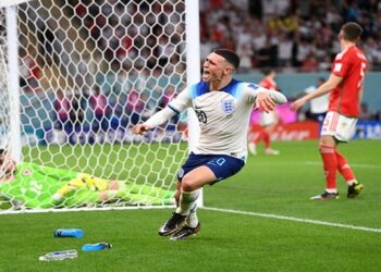 Inglaterra goleó a Gales para clasificar como líder de su grupo