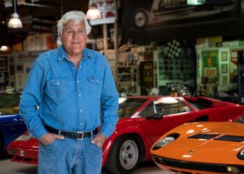 El ex presentador de The Tonight Show Jay Leno requirió injertos de piel en la cara y las manos tras la explosión de su auto