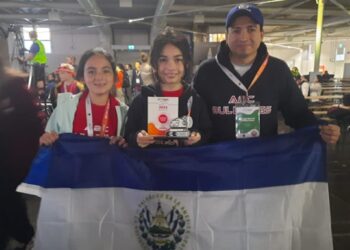 Jóvenes salvadoreñas obtienen primer lugar en competencia mundial de robótica en Alemania