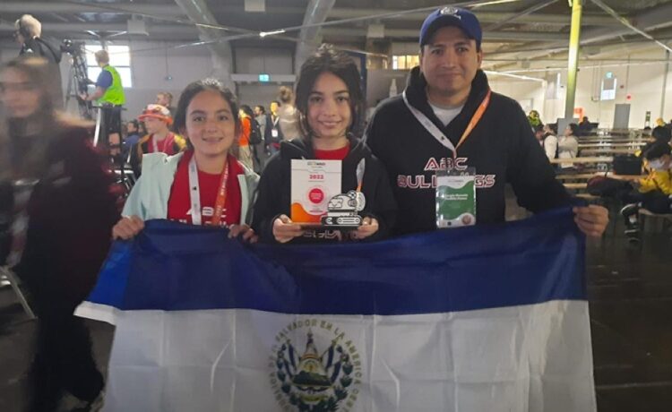 Jóvenes salvadoreñas obtienen primer lugar en competencia mundial de robótica en Alemania