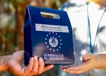 Un equipo de 220 personas se encarga de la entrega diaria de los kits anti-COVID-19 en todo el país